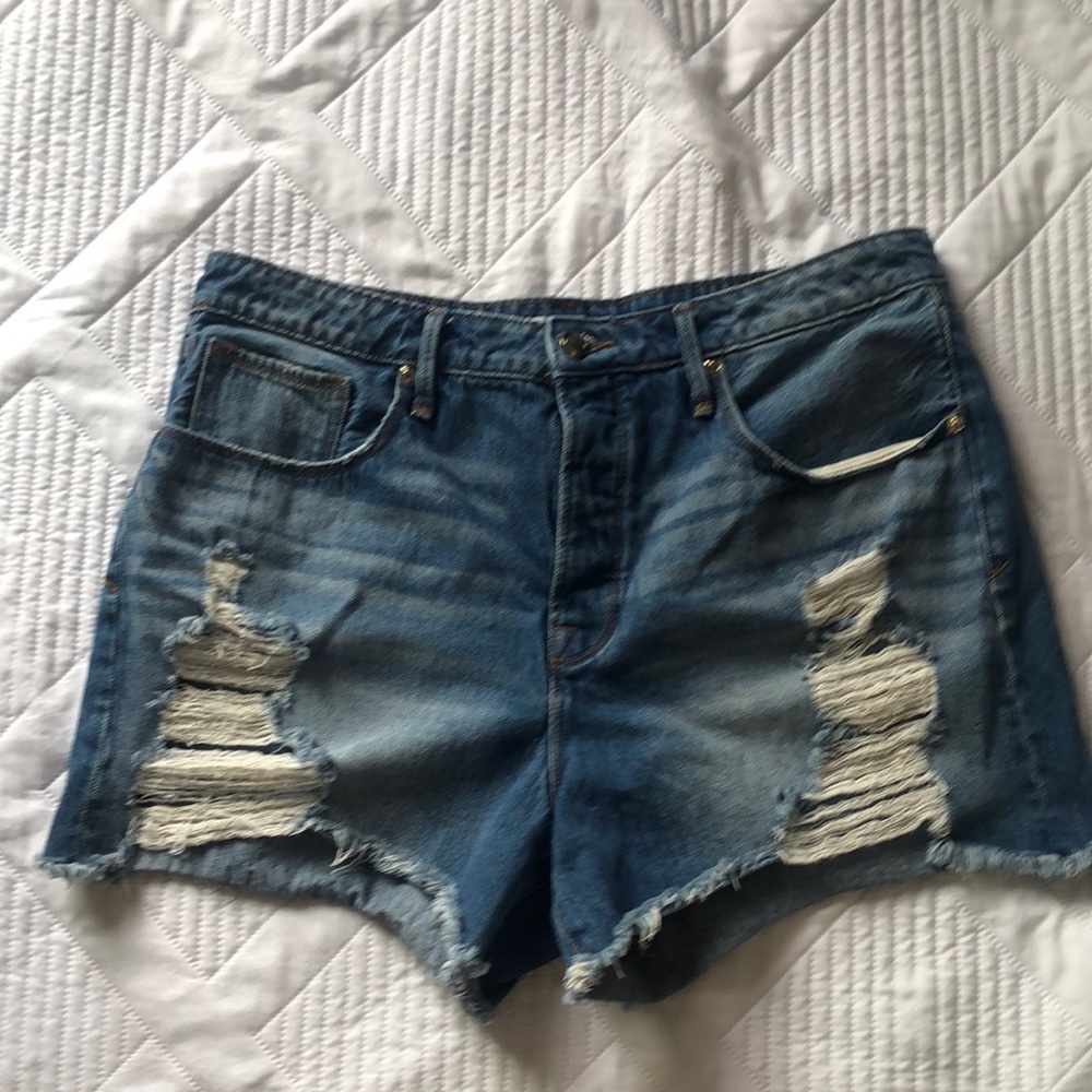 Good American Denim Distressed Women Shorts. Summertime beachy, classic
